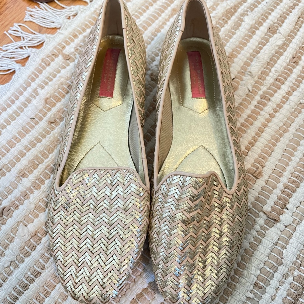 Isaac Mizrahi pale pink and gold loafers sz 7